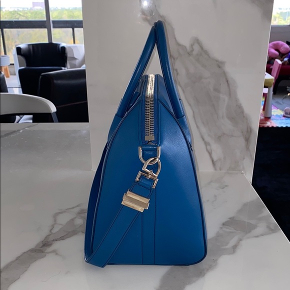 Givenchy Electric Blue Large Antigona Leather Handbag - Picture 5 of 13